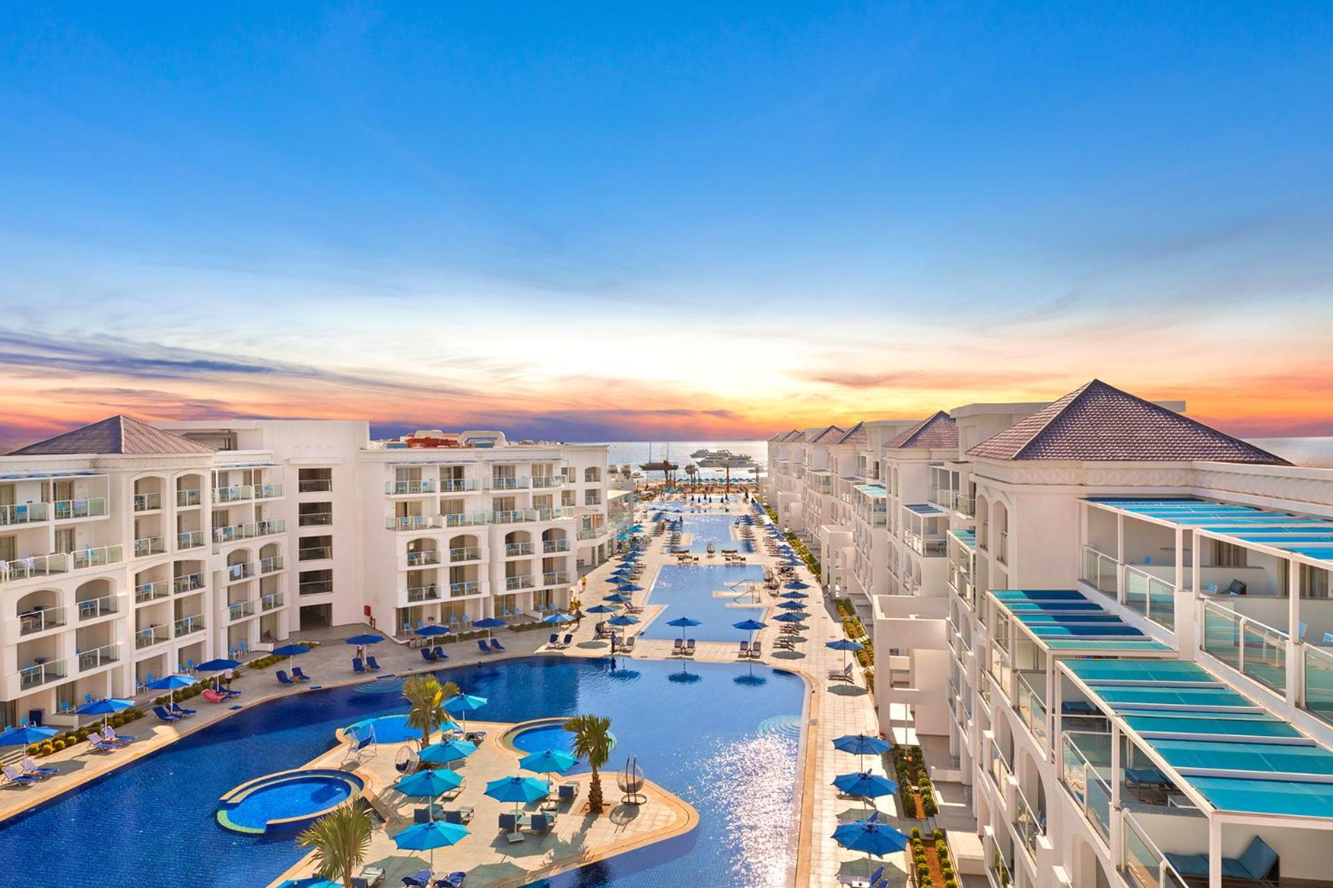 Pickalbatros Blu Spa Resort - Adults Friendly 16 Years Plus- Ultra All-Inclusive الغردقة المظهر الخارجي الصورة The resort at sunset